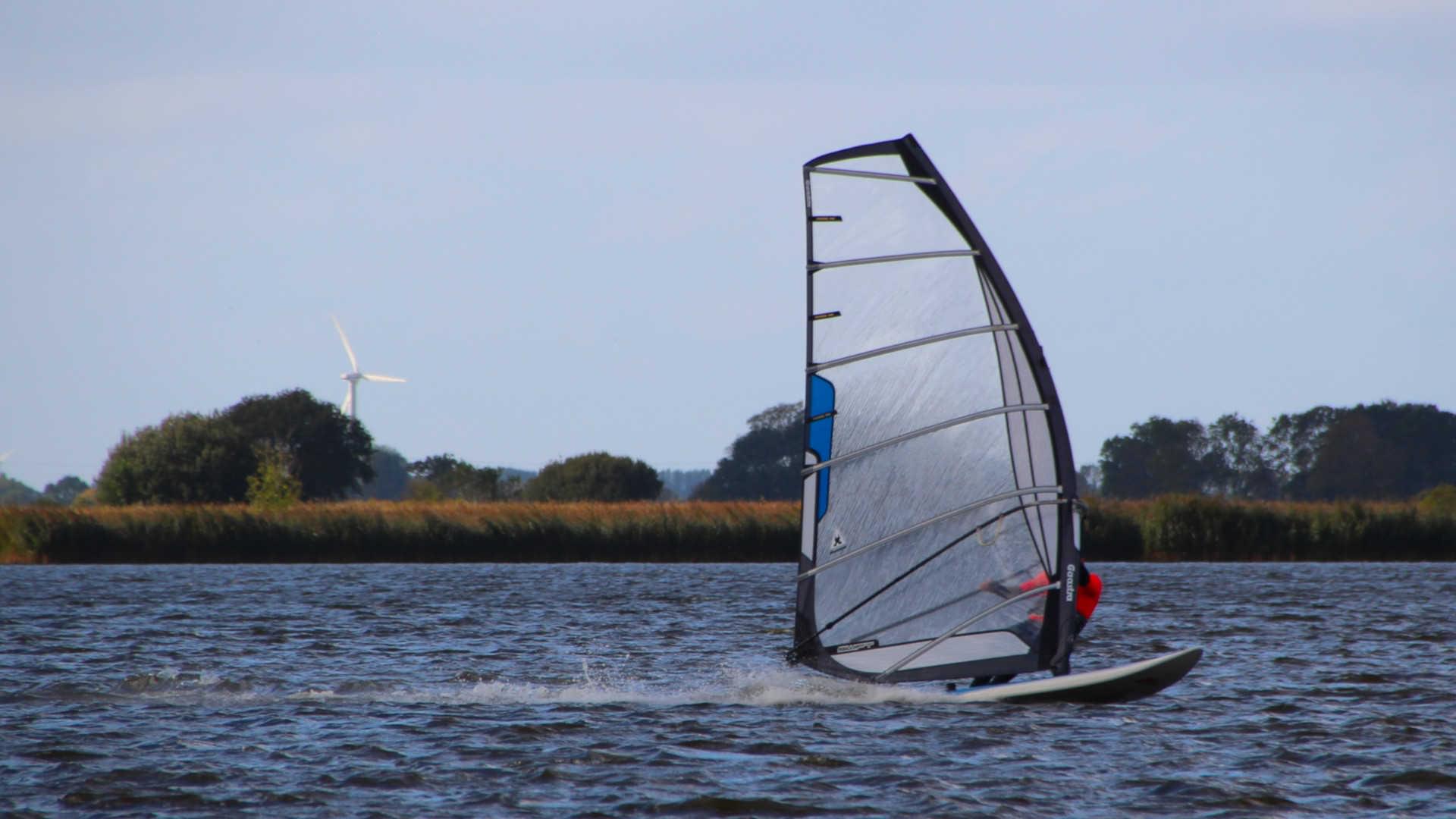 Ein Windsurfer auf dem Großen Meer